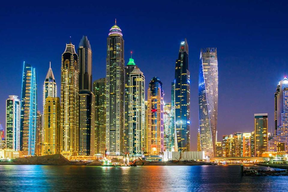 Elite Residence (5.v.l.) belegt mit 381 Metern Platz fünf der höchsten Gebäude in Dubai. Das Wohngebäude wurde 2012, dem Boomjahr für Wolkenkratzer in Dubai, fertiggestellt. Der reich verzierte Abschluss des Turms sorgt für ordentlich Höhe. Bewohnbar ist Elite Residence laut dem Skyscraper Center nur bis zu einer Höhe von 315 Metern.