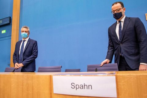 RKI-Präsident Wieler und Gesundheitsminister Spahn sind alarmiert wegen der stark ansteigenden Zahl der Infizierten