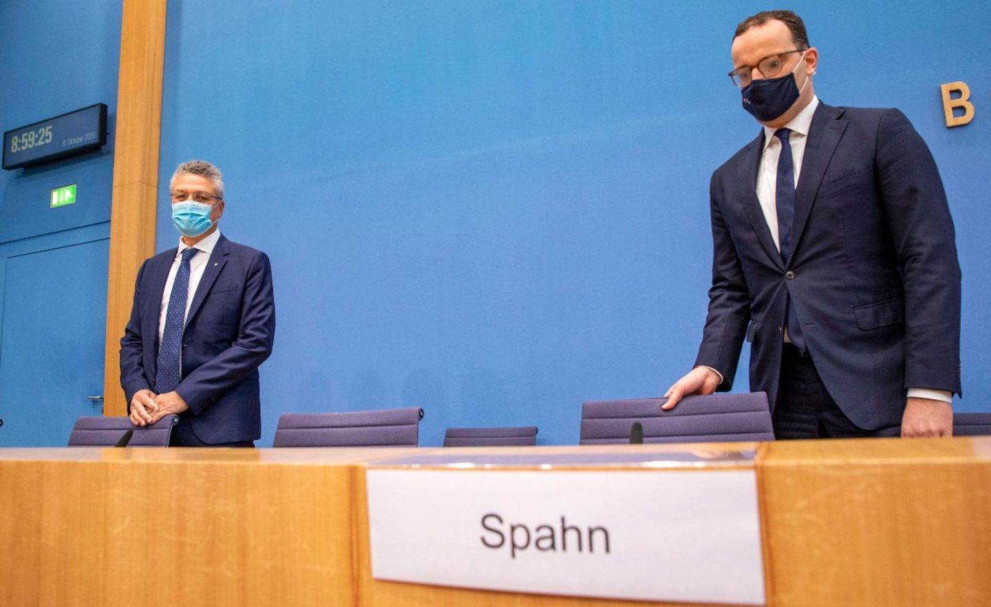 RKI-Präsident Wieler und Gesundheitsminister Spahn sind alarmiert wegen der stark ansteigenden Zahl der Infizierten