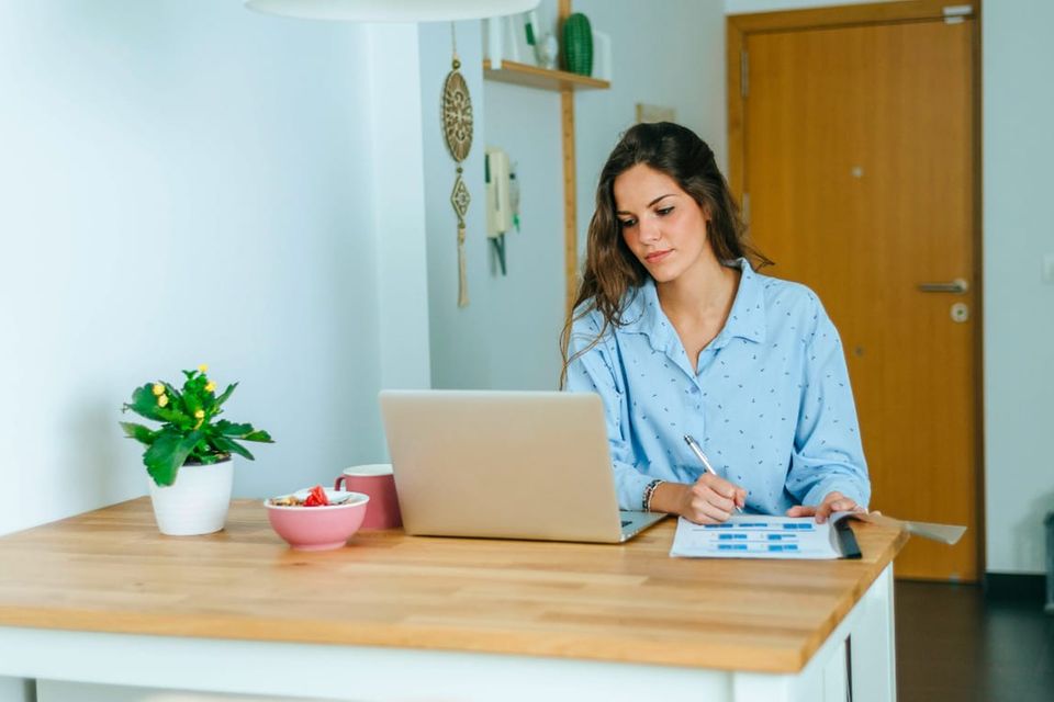 Gerade im Herbst ist kuschelige Kleidung im Homeoffice besonders verlockend. In der Videokonferenz sollten Sie davon trotzdem Abstand nehmen