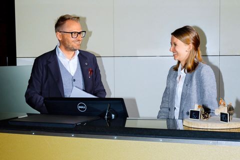 Ulrich Bensel, Personalchef der Deutschen Hospitality, mit Nicola Wegener im Empfangsbereich des Steigenberger Airport Hotels in Frankfurt