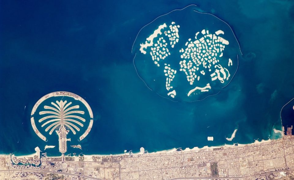 Hier fehlte eigentlich nur noch ein Bond-Bösewicht. Die künstliche Inselgruppe „The World“ in Dubai ist Ausdruck und Mahnmal dafür, welche Art von Größenwahnsinn vor der Finanzkrise als völlig akzeptabel durchgegangen ist. Die Nachbildung der Weltkarte in Form von 300 im Meer aufgeschütteten Inseln war ein milliardenschweres Prestigeprojekt der Vereinigten Arabischen Emirate. Die Bauarbeiten begannen 2003. Die Inseln, jede nach einem Land oder einer Region benannt, waren anfangs unter Käufern heiß begehrt. Superreiche und Filmstars sollten sich hier im ultimativen Luxus und kompletter Abgeschiedenheit ihre schöne neue Welt erschaffen. Dann aber kam die Finanzkrise. Berichte über Geldwäsche und Schneeballsystem-Betrüger taten ein übriges, um „The World“ dem Untergang preiszugeben. Buchstäblich, Teile des Areals sollen im Meer versunken sein. In den vergangenen Jahren gab es immer wieder Nachrichten über neue Bauprojekte. Aber „The World“ scheint endgültig von der Weltlage überholt worden zu sein.