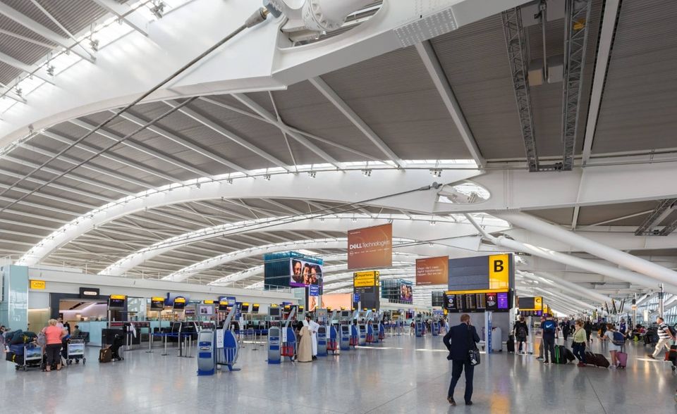 #2 Chaos-Eröffnung in London Heathrow Zugegeben: Am BER hatte man reichlich Zeit für einen monatelangen Probebetrieb. Etwas mehr Testläufe hätte sich der Flughafen London Heathrow 2008 aber schon leisten sollen. Die Neueröffnung des sechs Milliarden Euro teuren Terminals 5 geriet zum Fiasko. Viele Beobachter haben das Chaos an dem berüchtigten Flughafen kommen sehen. Unklare Ausschilderung und nicht funktionierende Fahrstühle waren dabei in dem Glaspalast noch die geringsten Probleme. Das unterirdische, voll automatisierte System für den Gepäcktransport streikte bereits beim zweiten Flug des Eröffnungstages. Nachdem mehrere Maschinen ohne Gepäck starten mussten, stornierte British Airways Dutzende Flüge. Auch am nächsten Tag wurden am größten Flughafen Europas rund 50 Verbindungen gestrichen.