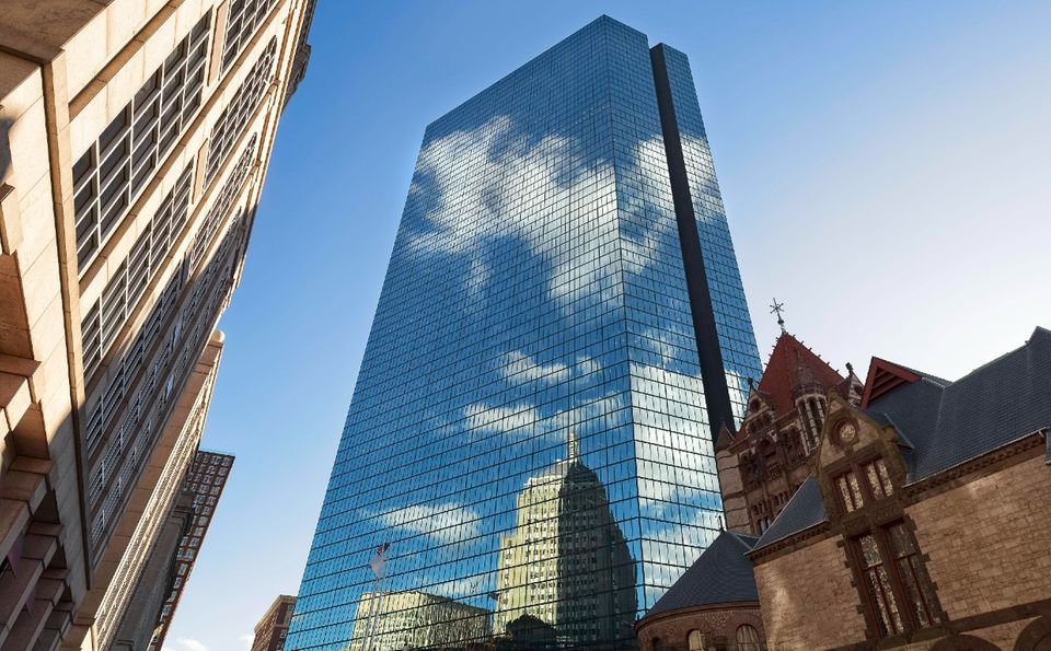 #3 Scheiben fallen von Wolkenkratzer Der John Hancock Tower ist ein Wahrzeichen Bostons. Der rund 240 Meter hohe Wolkenkratzer (offizieller Name: 200 Clarendon Street) überragt alle umliegenden Gebäude um ein Vielfaches und ist von fast überall in der US-Metropole zu sehen. Er ist seit der Eröffnung 1976 das höchste Gebäude in New England. Die Höhe hat den Ingenieuren des Büros des berühmten Architekten I. M. Pei allerdings massive Probleme bereitet.
Die Scheiben des komplett verglasten Wolkenkratzers konnten ursprünglich den starken Winden nicht Stand halten. Während der Bauarbeiten lösten sich vereinzelt Fenster, jeweils über 220 Kilogramm schwer, aus dem Rahmen und stürzten zu Boden. Die Umgebung musste abgesperrt werden, sobald eine gewisse Windstärke erreicht war. Alle der über 10.000 Scheiben mussten ersetzt werden. Millionenschwere Nachbesserungen waren auch nötig, um das Gebäude bei starkem Wind zu stabilisieren. Es war ursprünglich so stark ins Schwanken geraten, dass Menschen in den oberen Stockwerken schlecht wurde.