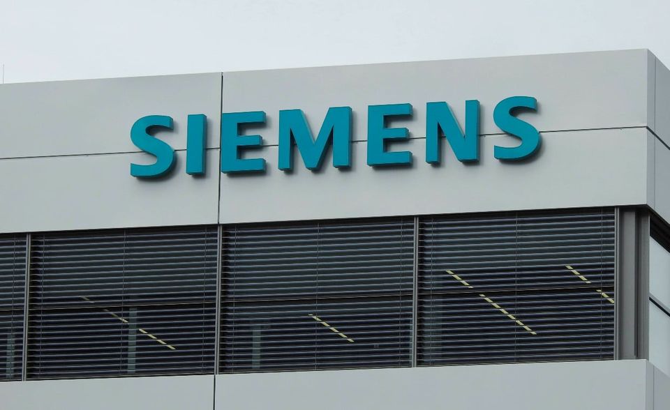 Zwar legt der Markenwert von Siemens im Vergleich zum Vorjahr um zwei Prozent Wachstum zu. Im Vergleich zur weltweiten Konkurrenz verliert sie trotzdem drei Plätze und landet auf Platz 61. Im Vergleich deutscher Marken schafft es Siemens mit einem geschätzten Markenwert von 10,5 Mrd. Dollar auf Platz neun.