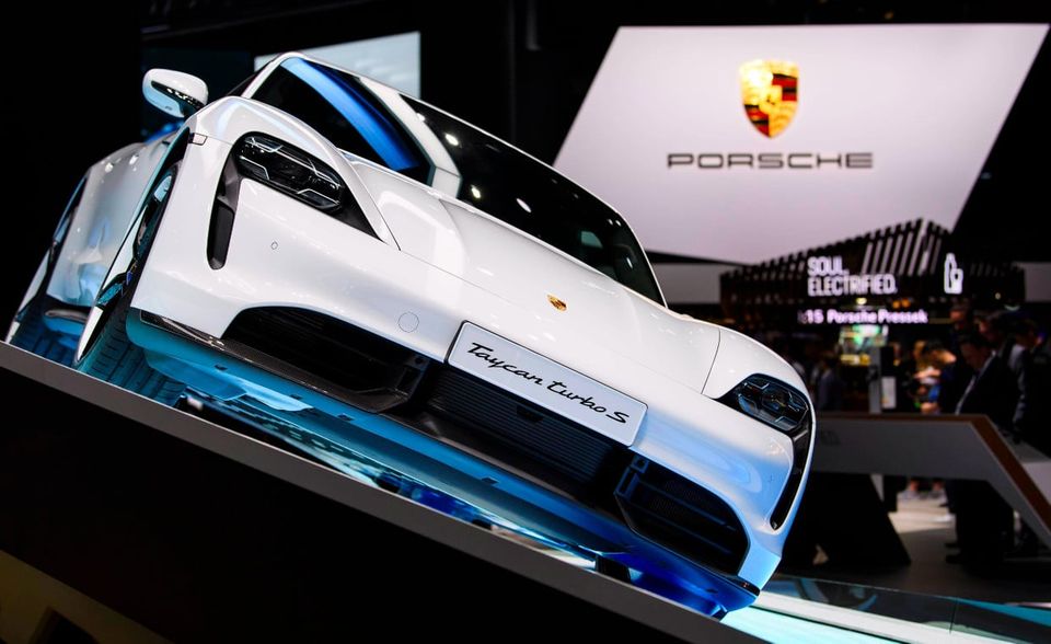 Insgesamt fünf Automarken zählen zu den wertvollsten deutschen Marken. Auf Rang acht schafft es Porsche mit einem geschätzten Markenwert von 11,3 Mrd. Dollar. International verliert die Marke des Sportwagenherstellers an Wert, büßt insgesamt fünf Plätze ein und landet auf Rang 55 der weltweit wertvollsten Marken. International liegt Porsche damit sechs Plätze vor Siemens.