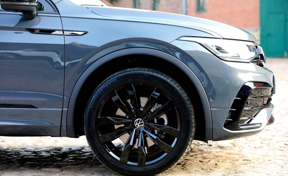 Mit einem geschätzten Markenwert von rund 12,3 Mrd. Dollar liegt Volkswagen auf Platz sechs der wertvollsten deutschen Marken. International büßt die Automarke zwar sieben Plätze und fünf Prozent ihres Markenwerts ein, sie zählt aber weiterhin unter den Top 50.
