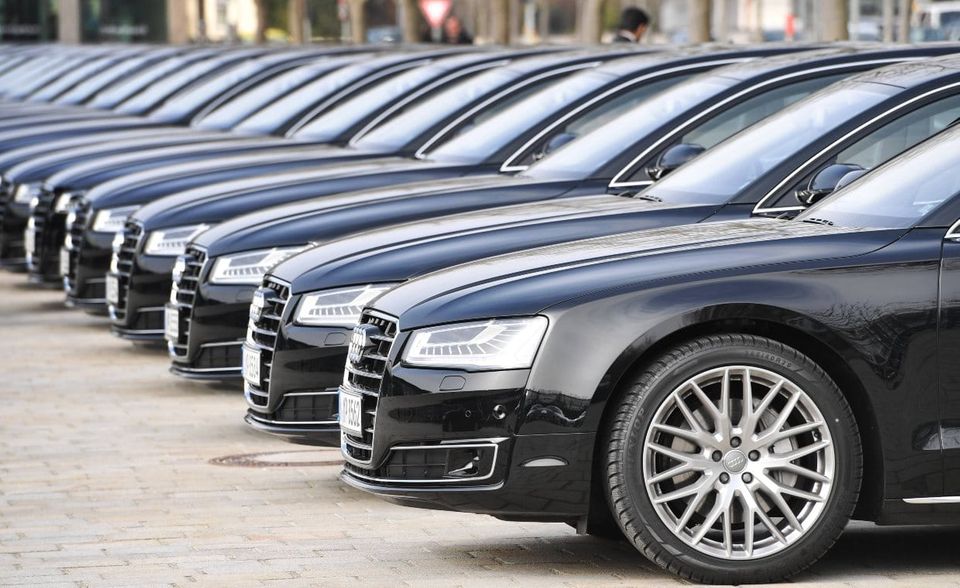 Während einige andere deutsche Automarken ihre Plätze gegenüber der internationalen Konkurrenz behaupten, geht es für Audi zwei Plätze abwärts auf Platz 44 der weltweit wertvollsten Marken. Unter den deutschen Marken zählt Audi mit einem Markenwert von 12,4 Mrd. Dollar aber noch zur Markenelite.