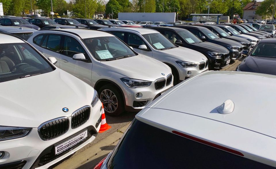International schafft es BMW nur knapp nicht unter die zehn wertvollsten Marken. In Deutschland reicht es dagegen für Platz zwei. Geschätzter Markenwert: 39,8 Mrd. Dollar. Damit behauptet der Autobauer seinen Platz im internationalen Ranking.