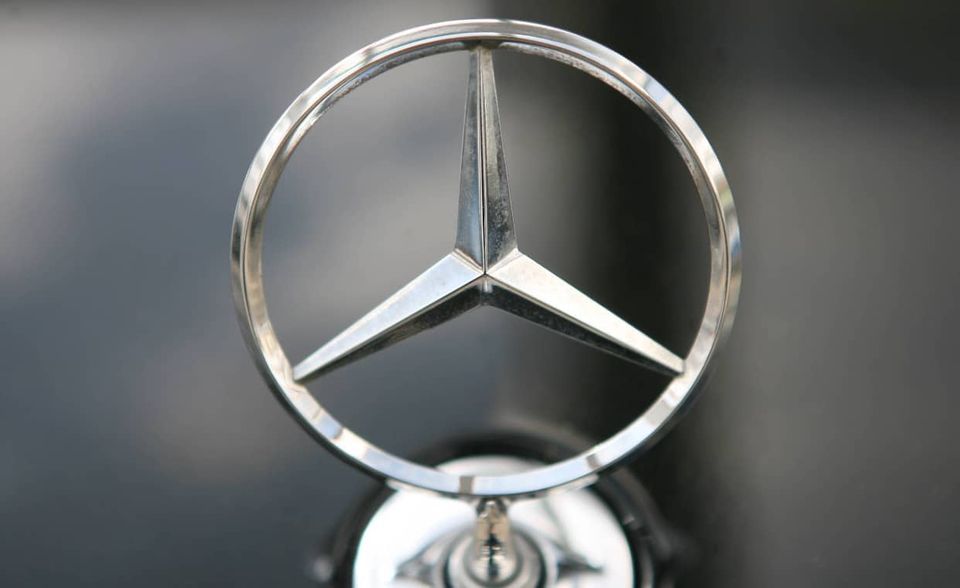 Mit einem geschätzten Markenwert von 49,3 Mrd. Dollar hält sich Mercedes auch im Ranking 2020 an der Spitze der wertvollsten deutschen Marken. International wird die Daimler-Marke dagegen vom japanischen Konkurrenten Toyota und vielen Tech-Konzernen auf den siebten Platz zurückgedrängt. Immerhin schafft es der Autobauer als einzige europäische Marke unter die Top 10 der wertvollsten Marken weltweit.