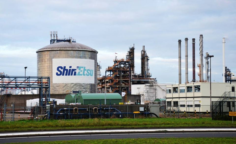 Shin-Etsu Chemical: konservativ in die Zukunft Die Halbleiterindustrie litt zuletzt unter einem sinkenden Smartphone-, Tablet- und Autoabsatz. Doch das soll sich mit dem Ausbau des 5G-Netzes sowie einer neuen Generation an Pkw-Modellen dauerhaft ändern. Einer der Profiteure ist Shin-Etsu. Das größte Chemieunternehmen Japans zählt zu den Marktführern im globalen Halbleitermarkt. Die niedrige Ausschüttungsquote zeigt, dass das Unternehmen mit Sitz in Tokio eine konservative Dividendenpolitik verfolgt und diese auch in Krisenzeiten beibehalten kann. Den Kurs stützt das Unternehmen derzeit mit einem Rückkaufprogramm.