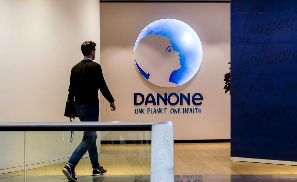 Danone: mehr als Milch Streiken zu Hause: Weil die Mitarbeiter des Danone-Werks in Rosenheim wegen der Corona-Krise nicht gemeinsam gegen mickrige Abfindungen protestieren können, haben sie Anfang September einfach „Home-Striking“ gemacht. Denn Danone schließt das Werk und eröffnet ein neues in Ochsenfurt: Das passt besser in die neue Strategie. Dort lassen sich neben Milchprodukten auch protein- und pflanzenbasierte Produkte in kleinen Chargen flexibel produzieren. So will sich der französische Konzern zu einem Vorreiter für gesunde Lebensmittel wandeln. Marktanteile, die in den letzten Jahren verloren gegangen sind, sollen zurückerobert werden. Mit einem Kurs-Gewinn-Verhältnis von 19,2 steigen Anleger günstig beim selbst ernannten Trendsetter ein.