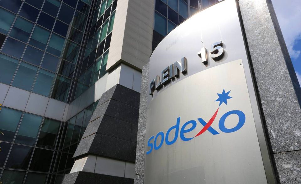 Sodexo: auf Sparflamme Ohne Sodexo könnten viele gastronomische Betriebe noch nicht wieder arbeiten. Mit dem Webinar „Einen Schritt voraus“ hat der französische Dienstleister Gastronomen nach dem Shutdown etwa mit Hygienekonzepten geholfen. Dennoch trifft die Krise den Konzern mit Sitz südwestlich von Paris hart: Im vergangenen Quartal ging der Umsatz um 30 Prozent zurück. Vorsorglich hat Sodexo am Kapitalmarkt über eine Anleihe gut 1 Mrd. Euro eingesammelt. Mit einer effizienten Kostenstruktur und einer soliden Bilanz dürfte Sodexo die Phase aber meistern. Anleger steigen derzeit günstig ein.