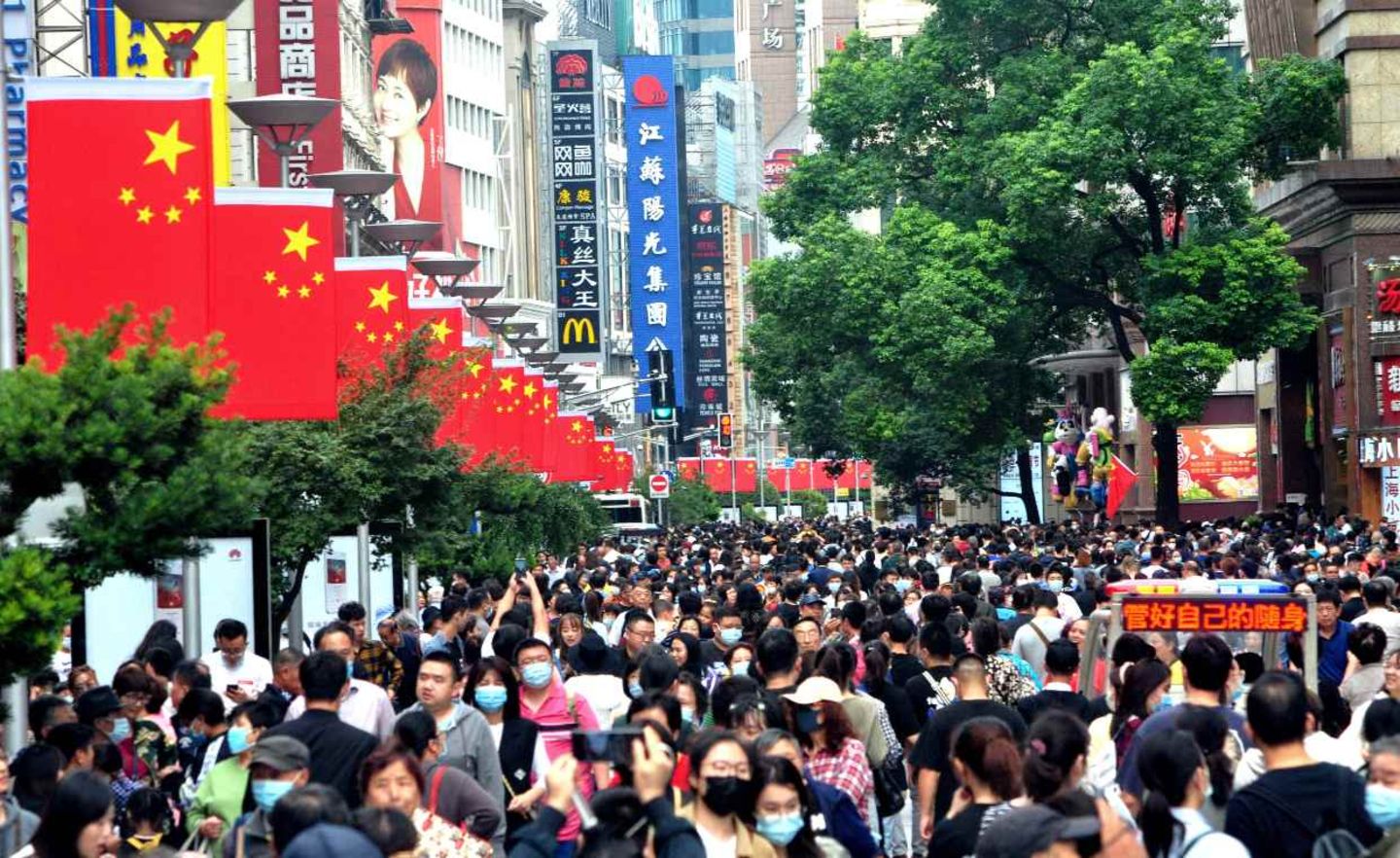 Neue Normalität? Auf den Straßen von Schanghai herrscht wieder dichtes Gedränge während der chinesischen Ferien