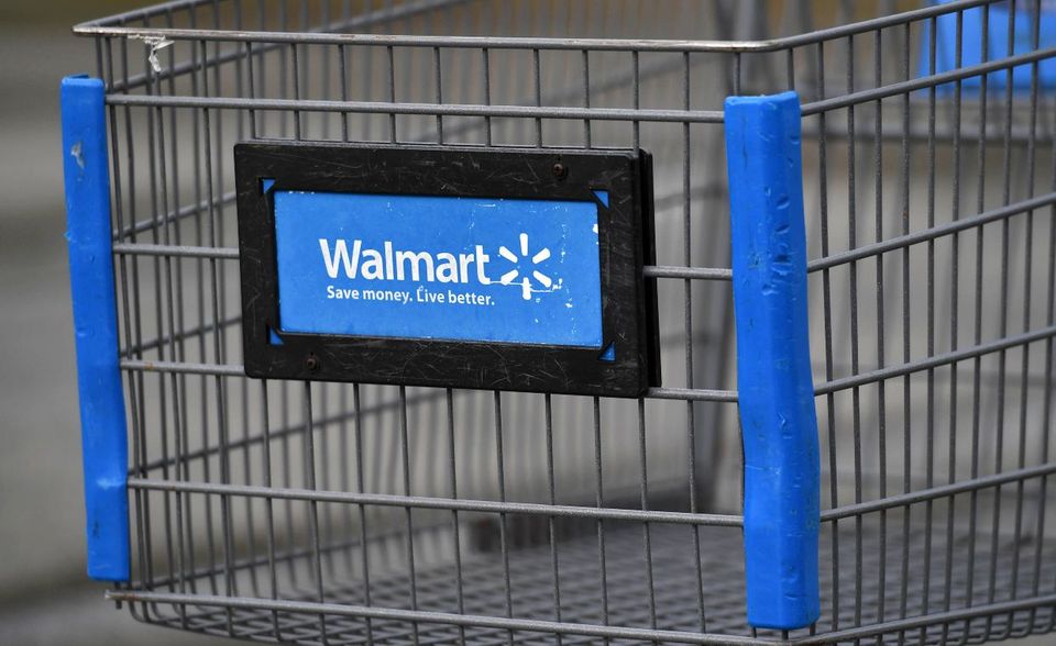 Walmart: Totgesagte leben länger Wer Menschenansammlungen meiden will, geht zum Einkaufen am besten dorthin, wo vom Apfel bis zur Rohrzange alles zu bekommen ist. Ein Grund, warum die Supermärkte von Walmart zuletzt stark frequentiert waren. Hinzu kommt, dass Walmart seine Internet-Hausaufgaben erledigt hat. Konkurrent Ebay ist längst überholt, 2019 lag der Online-Umsatz bei 19 Mrd. Dollar, und im ersten Halbjahr hat er sich im Vorjahresvergleich verdoppelt. Jetzt fährt der Konzern aus dem US-Bundesstaat Arkansas ein ebenso ehrgeiziges Nachhaltigkeitsprogramm und verringert den CO2-Ausstoß.