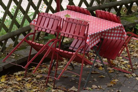 Leere Stühle an einem Tisch in der Außengastronomie. Die in Corona-Zeiten gern gewählte Bewirtung im Freien wird in dieser Jahreszeit ungemütlicher.