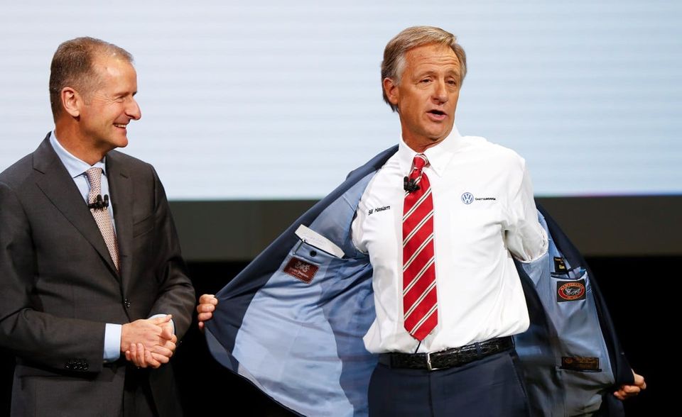 Bill Haslam lag mit 1,6 Mrd. Dollar auf Platz 1335. Das macht den Erben der Tankstellenkette Pilot Flying J zu einem der reichsten Politiker der USA. Der heute 62-Jährige wurde 2003 zum Bürgermeister seiner Heimatstadt Knoxville gewählt. 2010 wählten ihn die Bürger zum Gouverneur seines Heimatstaates Tennessee. Haslam übte das Amt bis 2019 aus. Pilot Flying J wurde 1958 von Haslams Vater gegründet. 2017 übernahm Berkshire Hathaway für angeblich 2,8 Mrd. Dollar 39 Prozent des Unternehmens. Weitere 41 Prozent sollen laut „Forbes“ bis 2023 hinzukommen. Das Foto zeigt ihn zusammen mit Volkswagen-Chef Herbert Diess: Der Autobauer will in seinem Werk in Chattanooga künftig Elektroautos bauen, was Haslam offensichtlich erfreut.
