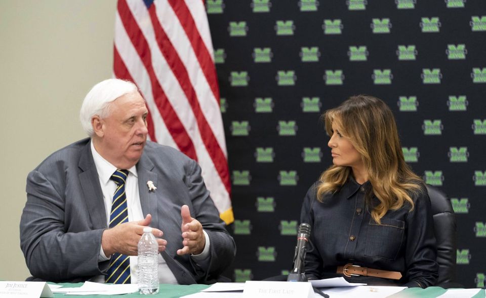 Mit so einem Namen muss man einfach in die Politik. Allerdings wurde Jim Justice, II. ihm nicht gerecht. Im November 2016 wählten die Bewohner von West Virginia den einzigen Milliardär des Bundesstaats zum Gouverneur. Der Erbe eines Kohle-Imperiums war laut „Forbes“ als Demokrat angetreten, kehrte sechs Monate nach Amtsantritt aber zu den Republikanern zurück. Unzuverlässig ist der Unternehmer offenbar auch in anderen Bereichen seines Berufslebens. Seit 2016 haben Gerichte und Steuerbehörden dem Bericht zufolge Forderungen von insgesamt 23 Mio. Dollar geltend gemacht. Noch ist der Gouverneur aber Milliardär. „Forbes“ führte ihn in der Reichenliste 2020 mit 1,2 Mrd. Dollar weltweit auf Platz 1730. Justice war zur Veröffentlichung des Rankings im Frühjahr 2020 69 Jahre alt.
