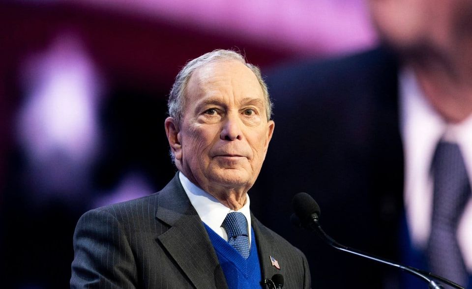 Die mächtigsten Unternehmer der USA halten sich politisch gern alle Optionen offen. Michael Bloomberg aber hat sich festgelegt. Der CEO des nach ihm benannten Medienunternehmens lag zum Stichtag 7. April 2020 mit 48 Mrd. Dollar auf Platz 16 der reichsten Menschen der Welt. Bloomberg (78) war von 2002 bis 2013 Bürgermeister von New York City. 2019 gab er bekannt, für die Demokraten gegen Trump antreten zu wollen. Bloomberg steckte laut „Forbes“ einen dreistelligen Millionenbetrag in seine Kampagne, zog die Bewerbung aber im März 2020 zurück.