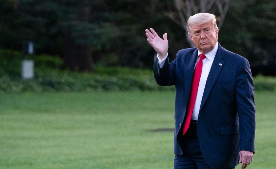 Wie reich US-Präsident Trump tatsächlich ist, ist unklar. „Forbes“ schätzte das Vermögen des ehemaligen Immobilienhändlers zuletzt auf 2,5 Mrd. Dollar. Das bedeutete im weltweiten Ranking der reichsten Menschen Platz 339. Der 74-Jährige tauchte 1982 erstmals auf einer „Forbes“-Reichenliste auf. Damals kam er zusammen mit Vater Fred auf ein Netto-Vermögen von 200 Mio. Dollar (heute rund 540 Mio. Dollar).