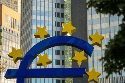Euro-Skulptur vor dem Eurotower in Frankfurt