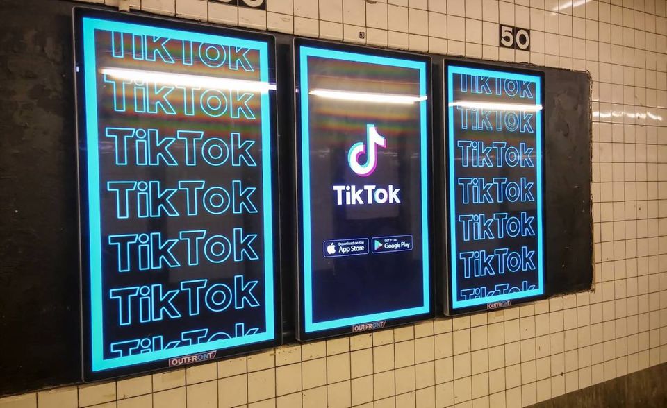Jüngster Anlass für Zwist ist die chinesische Kurzvideo-Plattform Tiktok. Trump sieht in der App ein Sicherheitsrisiko für Daten von US-Bürgern, Tiktok-Mutter Bytedance spürt daher schon länger politischen Gegenwind. Mitte August kündigte Trump schließlich ein Verbot der Plattform an. Das geplante Download-Verbot zu Ende September wurde zwar durch einen US-Richter gekippt. Das Komplettverbot der Plattform in den USA ab dem 12. November ist aber noch nicht vom Tisch. Als Lösung hatte Trump eine Übernahme durch ein US-Unternehmen in Aussicht gestellt. Die Favoriten um die Tiktok-Anteile – Oracle und Walmart – wollen jüngsten Berichten zufolge aber die weiteren Entwicklungen im Fall eines Verbots abwarten.