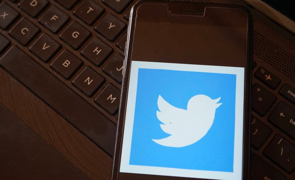 Wenn man die Anzahl seiner Tweets anschaut, müsste Twitter bei Trump eigentlich hoch im Kurs stehen. Als der Kurznachrichtendienst im Mai allerdings Tweets des US-Präsidenten eines Faktenchecks unterzog und als Falschnachrichten deklarierte, holte Trump zum Gegenschlag aus: Einer Verfügung, die vorsieht, den Paragraf 230 des US-Telekommunikationsgesetz aufzuweiten und Soziale Medien damit für die Inhalte von Posts haftbar zu machen. Twitter hat Trumps Tweets seitdem immer wieder als Falschmeldung gekennzeichnet und auch Links zu einem umstrittenen Artikel der New York Times über Hunter Biden blockiert. Trump warf Twitter daraufhin vor, die Meinungsfreiheit einzuschränken.