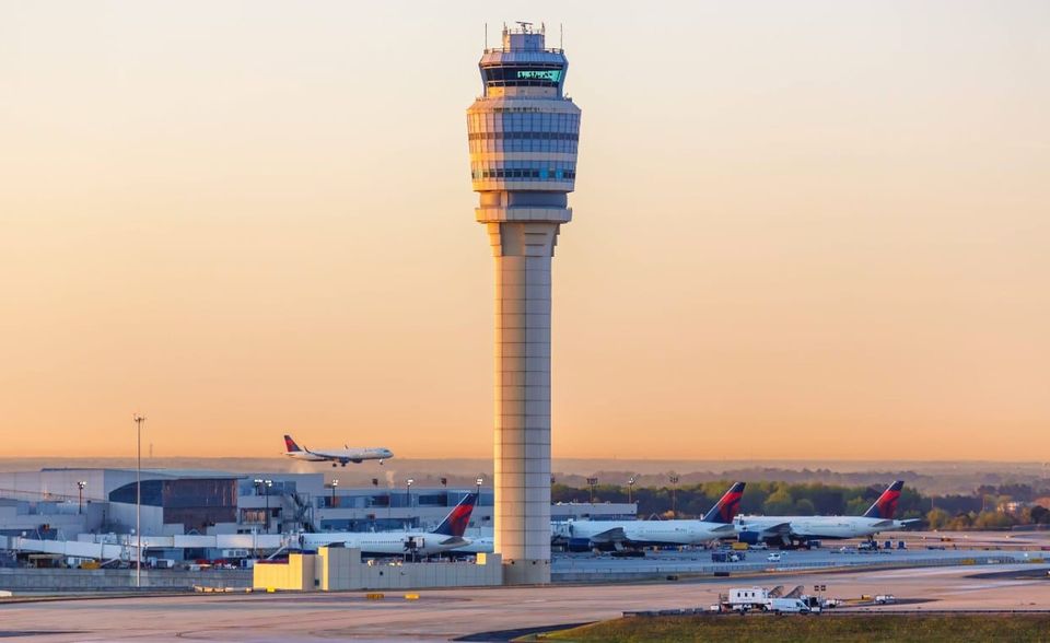 Der Hartsfield–Jackson Atlanta International Airport ist 2019 der größte Passagierflughafen der Welt geblieben und hat den Vorsprung ausgebaut. Die Zahl der Fluggäste stieg um 2,9 Prozent auf 110,5 Millionen. Das war der größte Zuwachs in den Top 7. Atlanta verzeichnete wie die übrigen US-Flughäfen im ersten Quartal 2020 ein Minus unterhalb von 20 Prozent (18,2 Prozent). Das reichte auch von Januar bis März für Platz eins. Die Passagierzahlen lagen im ersten Quartal bei 20,7 Millionen. Es folgten Dubai (17,8 Millionen) und Los Angeles (15,8 Millionen). Der BER hätte es selbst mit dem 2040-Ziel von 55 Millionen Passagieren 2019 nicht in die Top 20 geschafft. Im ersten Quartal 2020 hätten die Kapazitäten von knapp 14 Millionen Passagieren theoretisch allerdings Platz acht bedeutet, vor Paris.