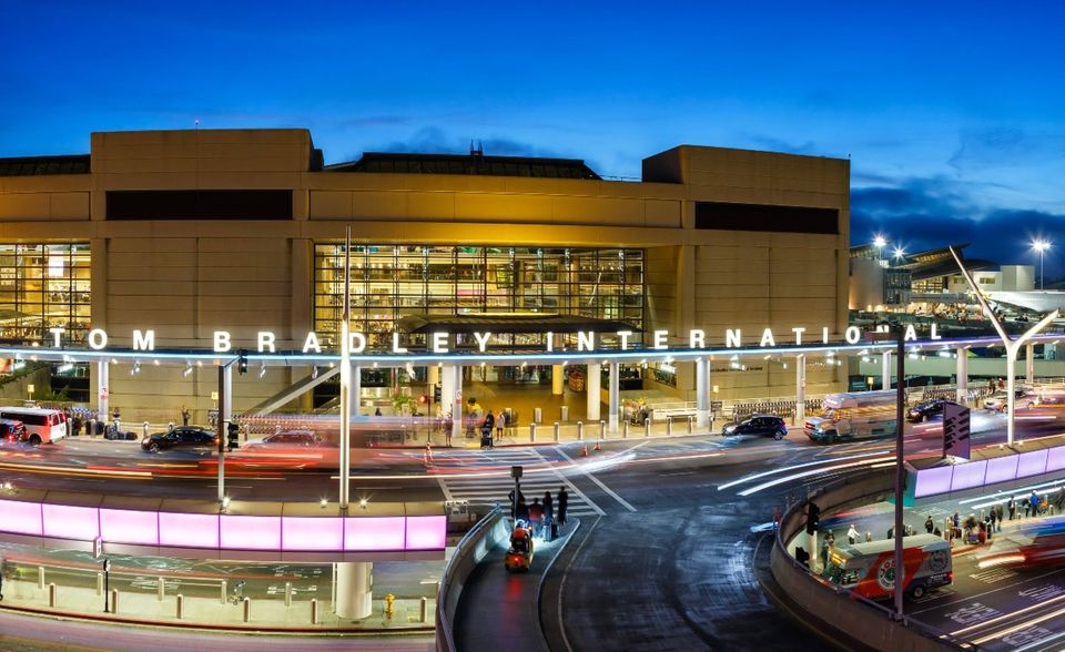 Der Los Angeles International Airport profitierte von der Schwäche Dubais. LAX stieg vom vierten auf den dritten Platz. Die Passagierzahlen erhöhten sich allerdings nur leicht um 0,6 Prozent auf 88,1 Millionen. Das Minus im ersten Quartal 2020 lag bei 21,7 Prozent.