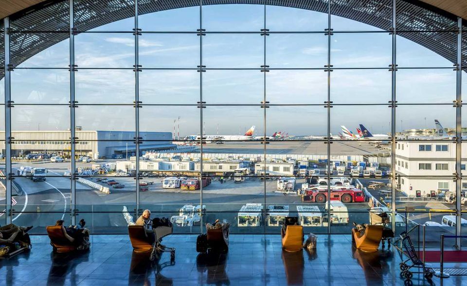 Paris Charles de Gaulle Airport verbesserte sich um einen Platz auf Rang neun. Dem Jahresbericht zufolge wurden rund 76,2 Millionen Passagiere gezählt, 5,4 Prozent mehr als im Vorjahr. Im ersten Corona-Quartal brach das Passagieraufkommen um 20,6 Prozent ein.