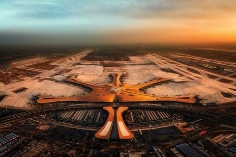 An keinem der 20 größten Passagierflughäfen der Welt war der Einbruch zu Beginn der Corona-Pandemie so groß wie in der chinesischen Hauptstadt. Das Aufkommen am Beijing Capital International Airport brach laut ACI um 62,6 Prozent ein. 9,3 Millionen Fluggäste im ersten Quartal 2020 reichten in den Top 20 nur noch für Platz 17. 2019 hatte der Flughafen seinen zweiten Platz verteidigt, bei den Passagierzahlen allerdings nur noch knapp den dreistelligen Millionenbereich erreicht. Ihr Aufkommen ging um 1,0 Prozent auf 100,0 Millionen zurück.