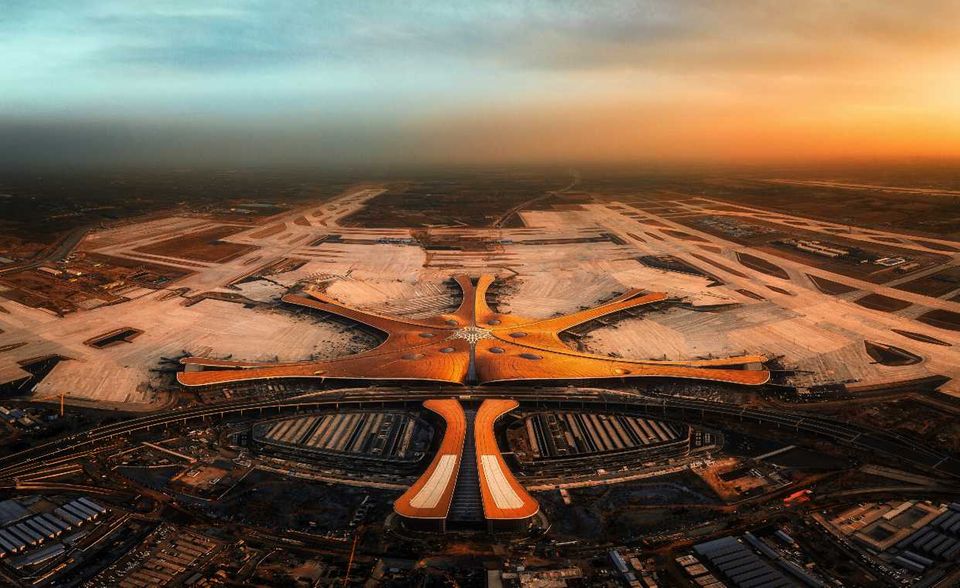 An keinem der 20 größten Passagierflughäfen der Welt war der Einbruch zu Beginn der Corona-Pandemie so groß wie in der chinesischen Hauptstadt. Das Aufkommen am Beijing Capital International Airport brach laut ACI um 62,6 Prozent ein. 9,3 Millionen Fluggäste im ersten Quartal 2020 reichten in den Top 20 nur noch für Platz 17. 2019 hatte der Flughafen seinen zweiten Platz verteidigt, bei den Passagierzahlen allerdings nur noch knapp den dreistelligen Millionenbereich erreicht. Ihr Aufkommen ging um 1,0 Prozent auf 100,0 Millionen zurück.