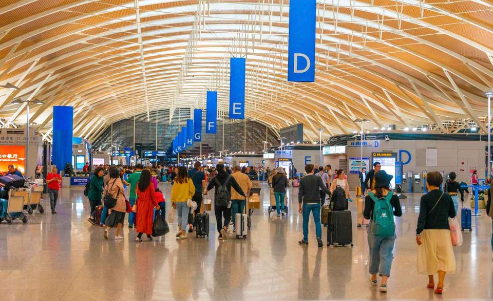 Shanghai Pudong International Airport kletterte in dem Ranking 2019 ebenfalls um einen Platz nach oben. Allerdings verlangsamte sich das Wachstum von 5,7 auf 2,9 Prozent. Insgesamt wurden am Heimatflughafen von China Eastern Airlines und Shanghai Airlines 76,153 Millionen Passagiere gezählt. Damit lag Schanghai hauchdünn vor Paris (76,150 Millionen). China wurde als erstes Land von der Corona-Epidemie getroffen. Dementsprechend stark fiel der Einbruch aus. Er belief sich in Shanghai im ersten Quartal auf 57,1 Prozent.
