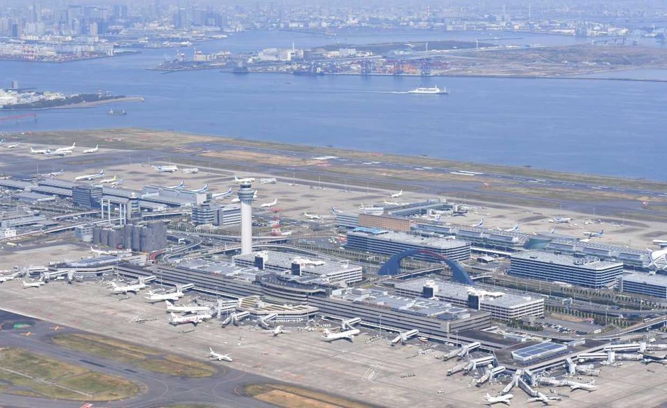 Drei der zehn größten Flughäfen der Welt haben 2019 gegen den Trend weniger Passagiere abgefertigt als im Vorjahr. Dazu gehört Tokyo International Airport (Haneda). Die Zahl der Fluggäste sank um 1,7 Prozent auf 85,5 Millionen. Trotzdem konnte Haneda den fünften Platz halten. Das Minus im ersten Quartal 2020 belief sich auf 28,6 Prozent.