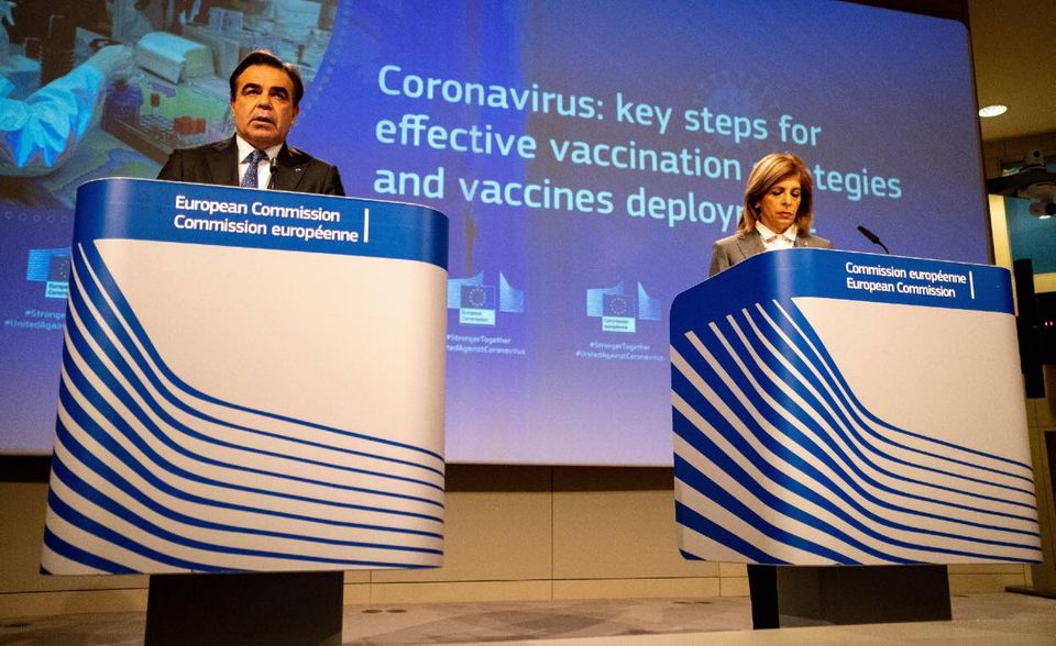 Die EU-Kommissare Schinas und Kyriakides stellen der Presse in Brüssel die Impfstrategie der EU in der Coronakrise vor. Nachdem EU-Mitgliedsstaaten begonnen hatten, sich einzeln Zugang zu größtmöglichen Impfstoffkontingenten zu sichern, preschte die EU-Kommission mit einem eigenen Plan vor. Mehr als eine Milliarde Dosen sind bei Astra Zeneca, Sanofi/GSK und Johnson & Johnson vorbestellt. Gemeinsam sei man besser gegen ein Scheitern gefeit und könne sich Vorteile sichern, hieß es in Brüssel. Man müsse Risiken streuen und Investitionen bündeln. Deutschland hat Vertragsverhandlungen mit Impfstoffherstellern an Brüssel übergeben. „Wir wollen eine Produktion in Europa, aber zum Nutzen für Europa und den Rest der Welt“, heißt es in einem Kommissionspapier.