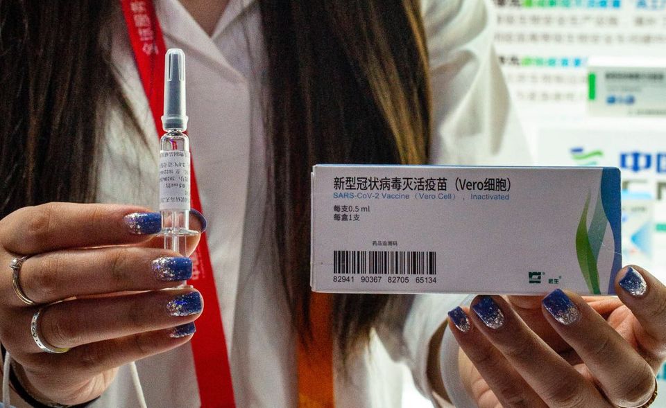 Auf der internationalen Handelsmesse CIFTIS in Peking wurde schon im September das chinesische Produkt von Sinovac Biotech präsentiert. Es sind aber noch andere Impfstoffkandidaten im Rennen weit vorne. China hat seitdem angekündigt, es werde der internationalen Covax-Initiative beitreten, ihr Kontingente zusichern, und sich somit für eine weltweit gerechte Verteilung vor allem an Entwicklungsländer einsetzen. Zuvor hatte Präsident Xi Jinping verkündet, die Volksrepublik werde den Impfstoff zu einem öffentlichen globalen Gut erklären und – nach der Immunisierung der eigenen Bevölkerungen – in Afrika verteilen.