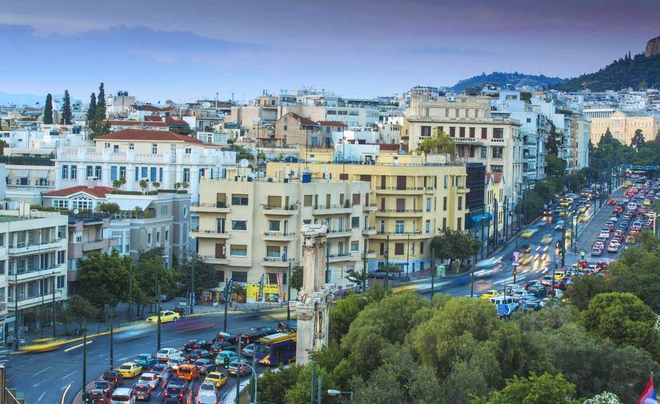 Die mit Abstand schlechteste Luft in EU-Städten atmen die 3,2 Millionen Bewohner von Athen. Die griechische Hauptstadt liegt mit 18.200 Tonnen auf Platz eins der Feinstaub-Negativliste. Im Gegensatz zu Paris ist hier kaum ein Fortschritt zu erkennen. 2015 verzeichnete die Europäische Kommission für Athen 19.530 Tonnen Feinstaub pro Jahr.