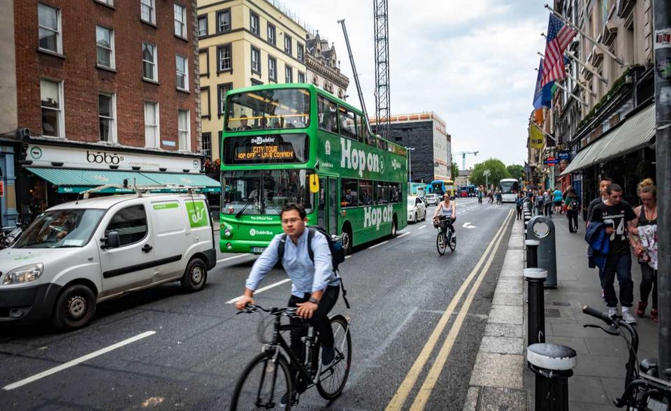 Die Luft in Dublin ist vergleichsweise schlecht. Dublin kommt in der Datenbank „Urban Data Plattform Plus“ der Europäischen Kommission unter den EU-Hauptstädten mit den höchsten PM2,5-Emissionen aktuell auf Platz zehn. Für 2020 weist die Statistik einen jährlichen Feinstaubwert von 1360 Tonnen aus. Das ist etwa ein Viertel mehr als in Berlin, obwohl die deutsche Hauptstadt mehr als doppelt so viele Einwohner zählt. Dublin liegt in der Statistik vor Budapest (1220 Tonnen) und Rom (1150 Tonnen).