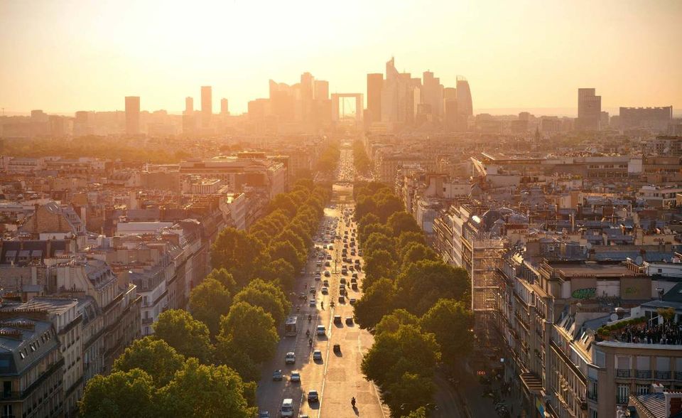 Auf Platz zwei wird der Wert des Nachfolgers erneut fast verdreifacht. Die Datenbank der Europäischen Kommission verzeichnet für Paris' zehn Millionen Einwohner einen Feinstaub-Wert von 16.800 Tonnen. Das bedeutet nicht nur unter den Hauptstädten, sondern unter allen gelisteten Städte der EU den zweiten Platz. Allerdings hat Paris die Feinstaub-Belastung deutlich gesenkt. Die Metropole lag 2015 noch mit 20.720 Tonnen unter allen erfassten EU-Städten auf Platz eins.