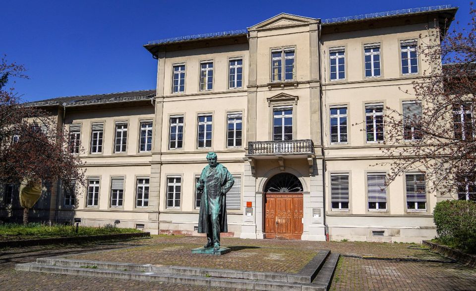 Die Ruprecht-Karls-Universität Heidelberg wurde 1386 gegründet und ist die älteste Universität Deutschlands. Sie verbesserte sich im „Times Higher Education“-Ranking um zwei Plätze auf Rang 42. Das bedeutete im nationalen Vergleich den dritten Platz. In allen Kategorien gab es von den Experten mehr als 55 Punkte, den höchsten Wert vergaben sie bei der Anzahl der Zitate (96,6 Punkte).