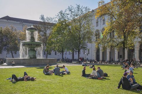 Die Ludwig-Maximilians-Universität München verteidigte im Ranking von „Times Higher Education“ ihren Titel als beste Universität Deutschlands. Wie im Vorjahr belegte sie weltweit Platz 32 (78,2 Punkte). In allen Kategorien vergaben die Analysten mindestens 68 Punkte. Die perfekte Punktzahl erreichte die 1472 gegründete LMU bei den Einnahmen.