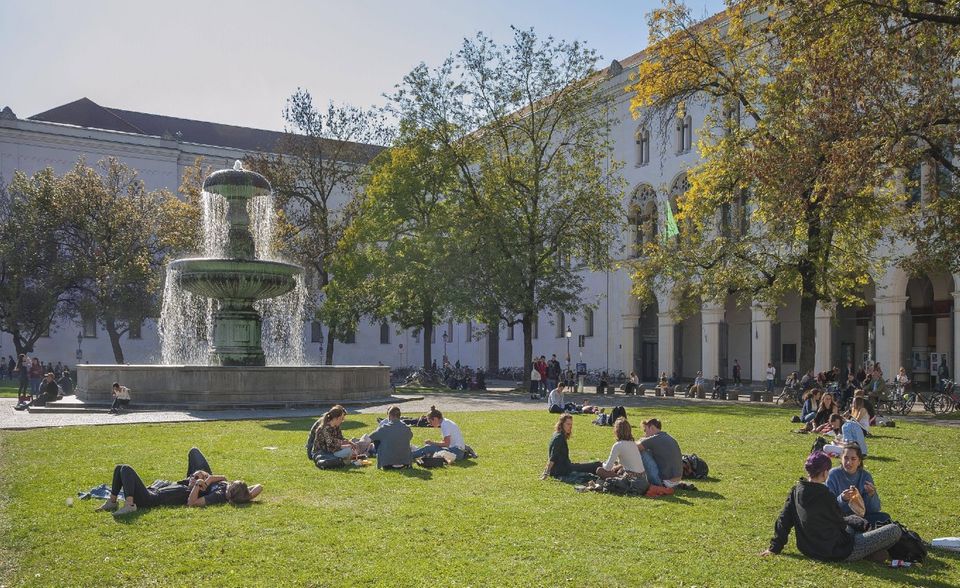 Die Ludwig-Maximilians-Universität München verteidigte im Ranking von „Times Higher Education“ ihren Titel als beste Universität Deutschlands. Wie im Vorjahr belegte sie weltweit Platz 32 (78,2 Punkte). In allen Kategorien vergaben die Analysten mindestens 68 Punkte. Die perfekte Punktzahl erreichte die 1472 gegründete LMU bei den Einnahmen.