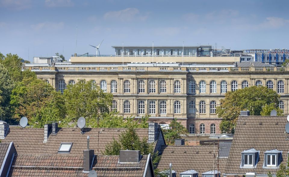 #8 RWTH Aachen Die Rheinisch-Westfälische Technische Hochschule Aachen setzt in dem Ranking ihren allmählichen Abstieg fort. Sie war 2017 auf Platz 78 geklettert, seitdem aber kontinuierlich gefallen. 2021 reichte es in der Methodik des Uni-Vergleichs weltweit nur noch für Platz 107. Dafür erzielte die RWTH mit 98 Punkten in der Kategorie „Einnahmen“ einen fast perfekten Wert.