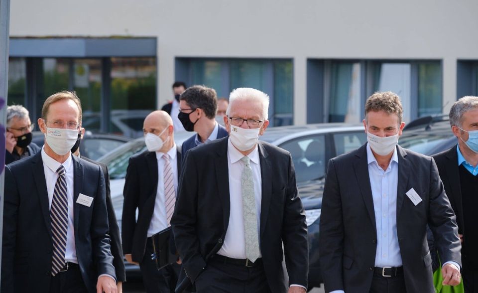Auf der Suche nach innovativen Therapiemethoden stießen Bill und Melinda Gates auf CureVac-Gründer Ingmar Hoerr (r.). Der Biologe hatte als Doktorand erkannt, dass das natürlich im Menschen vorhandene Molekül mRNA (Boten-RNA) so verändert werden kann, dass es die Immunabwehr des Körpers aktiviert. 2015 stieg die Gates-Stiftung mit 46 Millionen Euro bei dem börsennotierten Biotech-Unternehmen aus Tübingen ein. Kurz nach Ausbruch der Corona-Pandemie sicherte sich die Bundesregierung mit 300 Millionen Euro einen Anteil an dem vielversprechenden Impfstoff-Kandidaten. Bis Oktober 2020 wurde das Medikament in präklinischen Studien an Mäusen und Hamstern getestet. Im März 2020 teilte CureVac mit, dass Vorstandsvorsitzender Hoerr seine Funktion zeitweise wegen einer Erkrankung nicht ausüben kann. Anfang August wurde sein Stellvertreter Franz-Werner Haas (l.) dauerhaft zum CEO ernannt. Der studierte Rechtswissenschaftler ist seit 2012 bei CureVac tätig und war laut Unternehmensangaben vorher Vizepräsident des Biotech-Unternehmens Lion Bioscience.