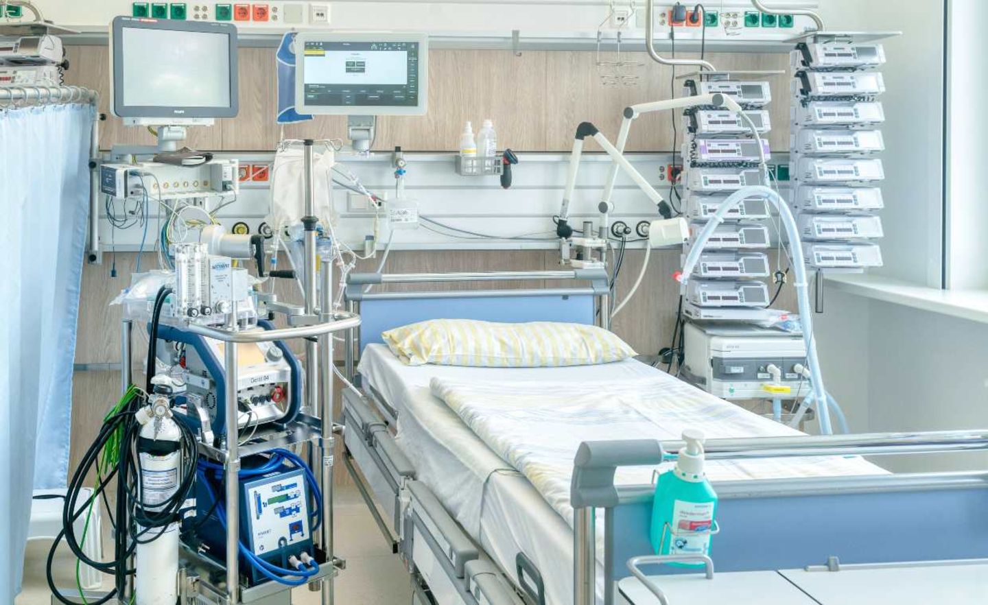 Ein Intensivbett in einer Intensivstation der Uniklinik Dresden. Links neben dem Bett steht eine Herz-Lungen-Maschine, oben die Überwachungsmonitore für die Vitalfunktionen. Rechts neben dem Bett steht ein Beatmungsgerät und Infusionstechnik. Mit dieser Technik können schwerkranke Patienten optimal versorgt werden