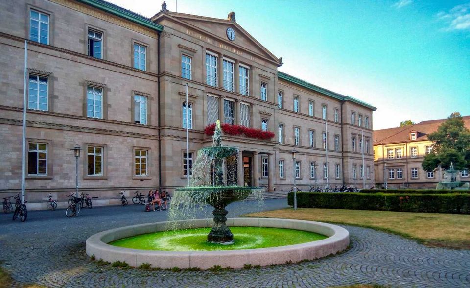Steil nach oben ging es im Ranking der besten deutschen Universitäten 2021 für die Universität Tübingen. Sie verbesserte sich von Platz 91 (62,7 Punkte) auf Rang 78 (65,2 Punkte). Die Bedeutung der Forschung ist laut „Times Higher Education“ die größte Stärke der Universität (81,9 Punkte). Sie ist den Angaben zufolge mit elf Nobel-Preisträgern verbunden, die meisten von ihnen aus den Bereichen Medizin und Chemie.