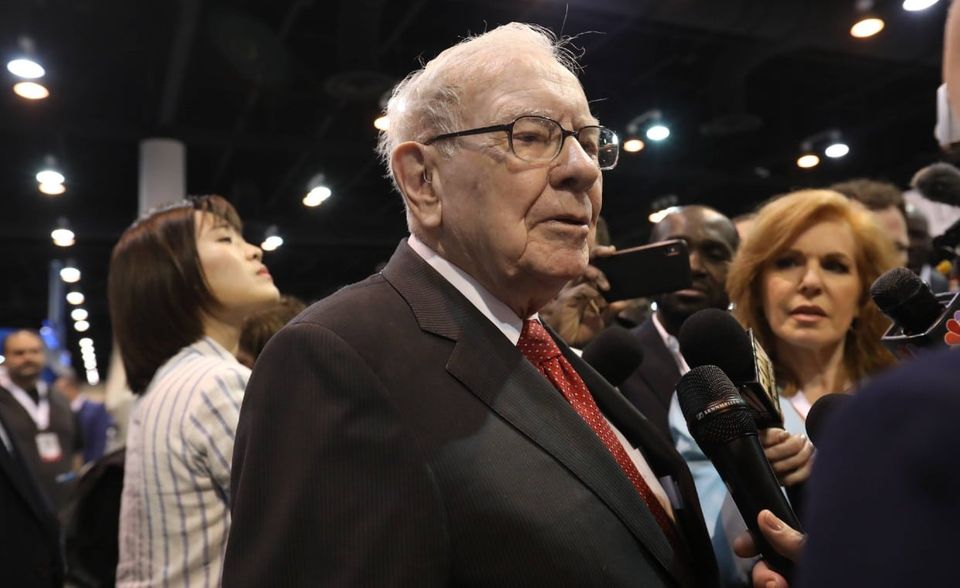 Warren Buffett ist der einzige Superreiche der Top 10, der in der Corona-Krise Vermögen eingebüßt hat. Es verringerte sich laut „Forbes“ von 80,8 auf 73,5 Milliarden Dollar. Der Chef von Berkshire Hathaway habe bislang mehr als 41 Milliarden Dollar gespendet, vor allem an die Stiftung seines Freundes Bill Gates.