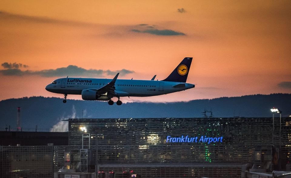 Der Flughafen Frankfurt lag 2019 gemessen an den internationalen Passagieren weltweit auf Platz acht. Ihre Zahl brach im ersten Halbjahr um 63,8 Prozent ein. Um diese Zahl zu veranschaulichen: Der FRA-Airport hat in sechs Monaten so viele internationale Passagiere (10,1 Millionen) abgefertigt, wie 2019 in zwei Monaten. Im Oktober lief der gesamte Passagierverkehr am größten deutschen Drehkreuz über nur ein Terminal.