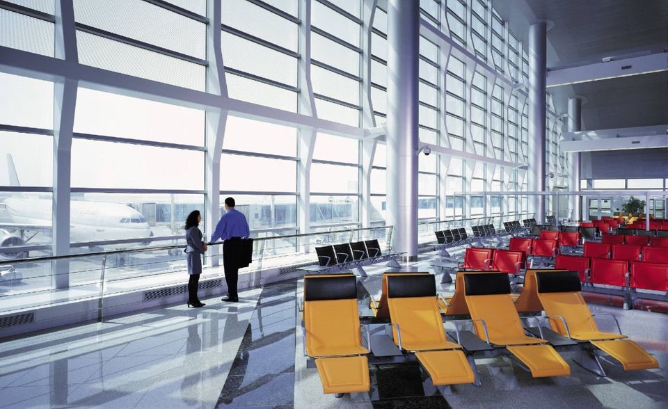 Dubai hat 2019 seinen Titel als größter internationaler Passagierflughafen verteidigt – trotz des Minus von 2,9 Prozent. Das Drehkreuz in den Vereinigten Arabischen Emiraten hat das erste Halbjahr mit der Corona-Krise so gut überstanden wie keiner der Airports der Top 10. Mit minus 56 Prozent lag Dubai neun Prozentpunkte unter dem durchschnittlichen Rückgang. Der Flughafen verzeichnete im ersten Halbjahr 2020 fast dreimal so viele internationale Fluggäste wie Taipeh auf Platz zehn. 2019 hatte die Gesamtzahl nur knapp doppelt über dem Wert von Taipeh gelegen.