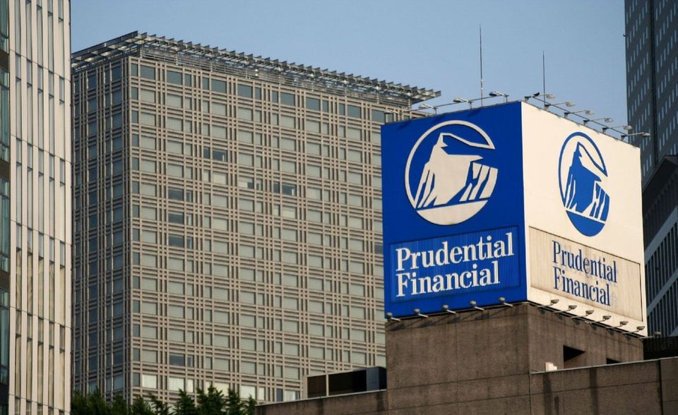 Keines der 500 größten Unternehmen der Welt ist im „Fortune“-Ranking derart gestiegen wie Prudential. Das Finanz- und Versicherungsunternehmen mit Sitz in London kletterte um 292 Plätze empor auf Rang 80. Das Umsatzplus belief sich der Analyse zufolge auf 181,9 Prozent (93,7 Milliarden Dollar). Die Aktionäre von Prudential sind starke Schwankungen gewöhnt. Der Versicherer war 2019 von Platz 50 auf Platz 372 abgestürzt. 2009 war der Konzern vom 94. Rang ganz aus den Top 500 gefallen. 
 Signifikante Sprünge nach oben gelangen auch Coca-Cola (60 Plätze auf Rang 335), Alibaba (50 Plätze hoch auf 132) sowie Facebook und Tencent Holdings (jeweils 40 Ränge besser, Platz 144 beziehungsweise 197). Größter Verlierer der Fortune Global 500 war der Energieversorger Centrica, der um 129 Plätze auf Rang 440 abstürzte.